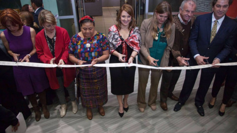 Lleva DIF Tamaulipas a Rigoberta Menchú a conferencia en Reynosa