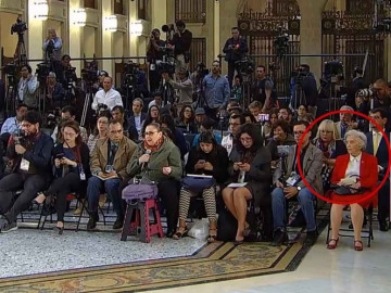 Asiste Poniatowska a conferencia de AMLO