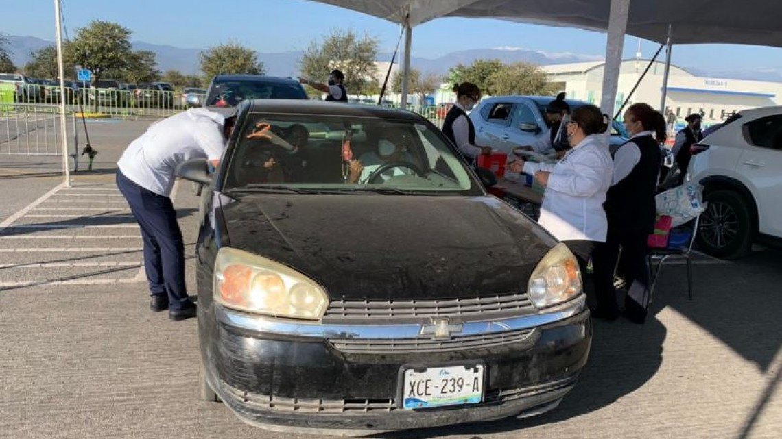 Inicia vacunación en Drive Thrue con largas filas