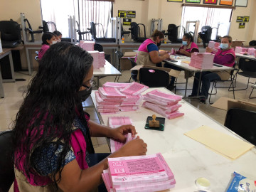 Realiza INE Nuevo Laredo conteo de papeletas para Consulta Popular 