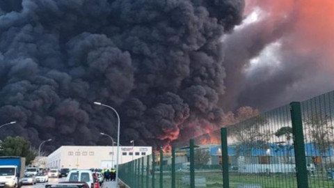 Se registra un incendio en planta química en España