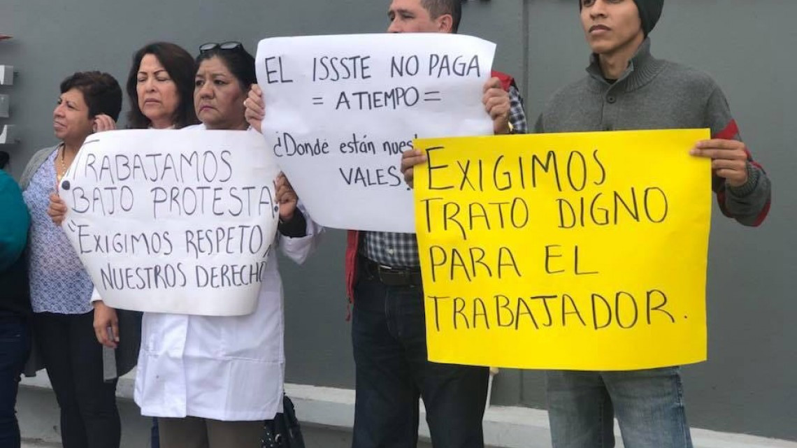 Empleados del ISSSTE exigen bonos navideños 