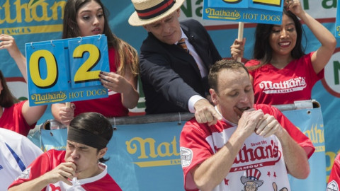 Come 74 hot dogs ¡en 10 minutos! 