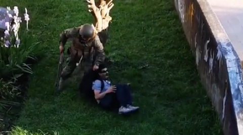 Militar chileno dispara en la pierna de manifestante para detenerlo