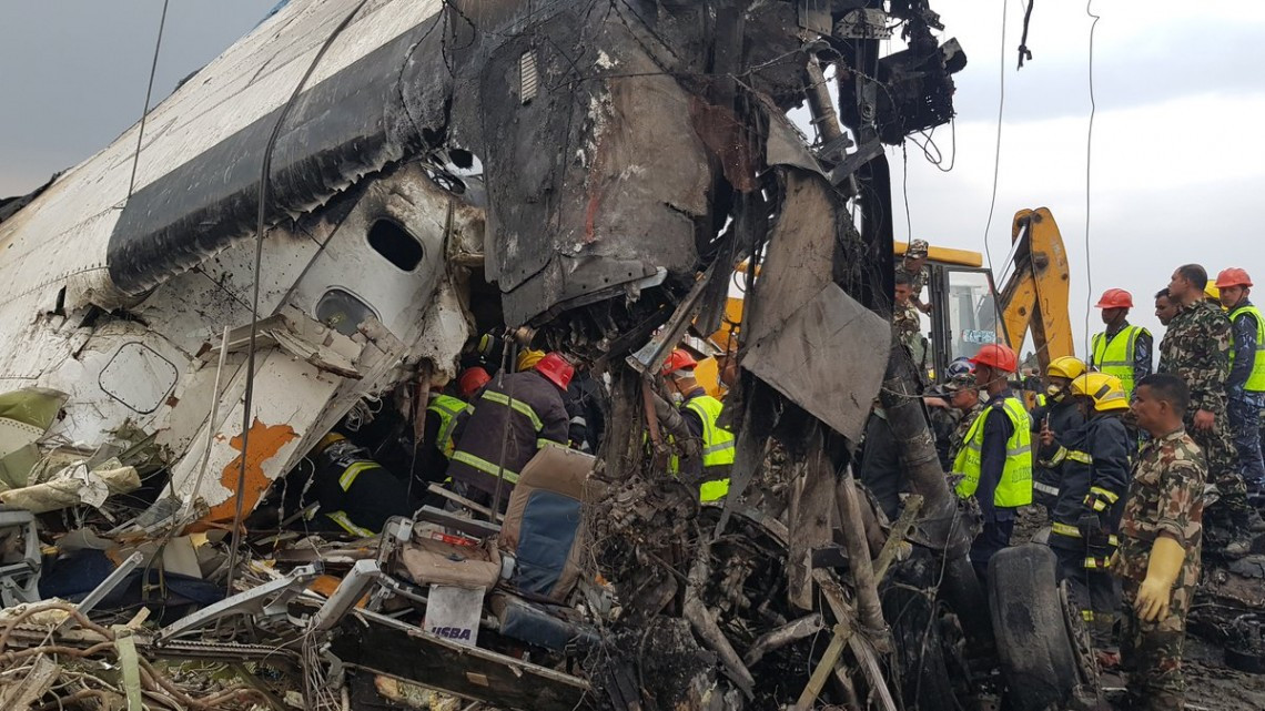 Al menos 49 muertos al estrellarse un avión durante su aterrizaje en Katmandú