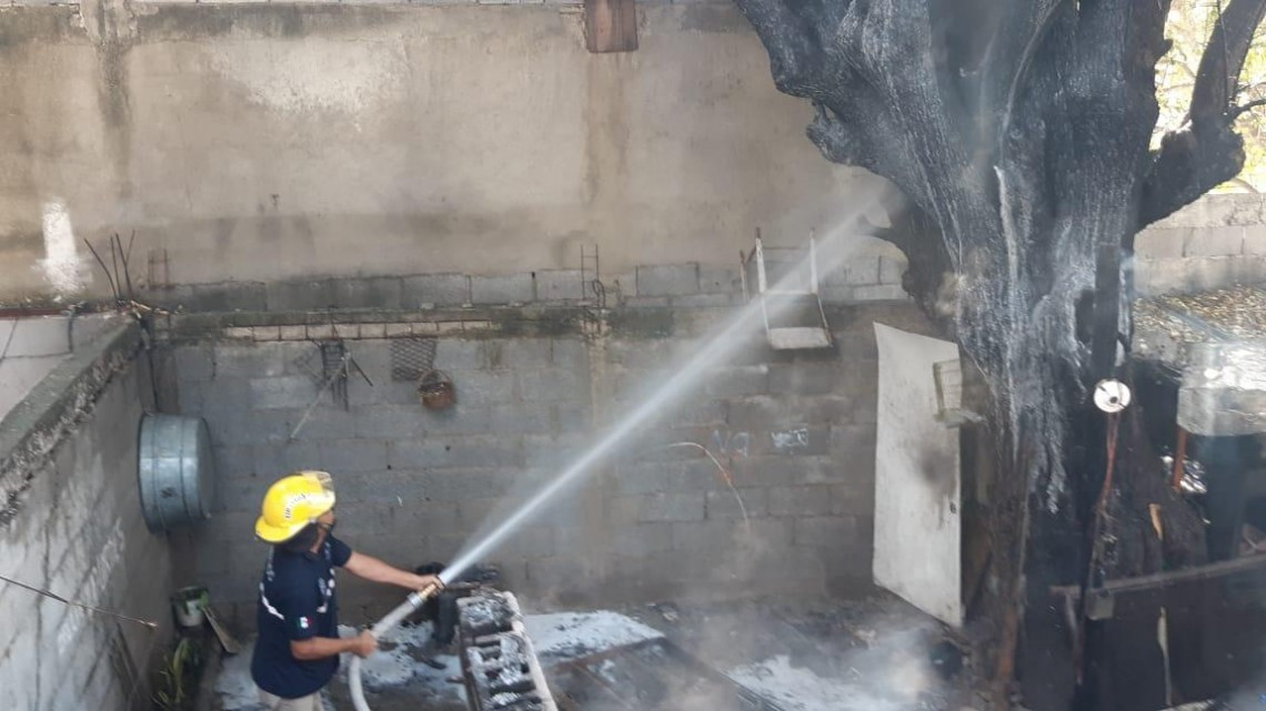 Salvan comunicadores a joven atrapado en incendio 