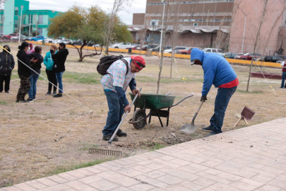 Brindan mantenimiento al parque Morelos con mega cuadrilla