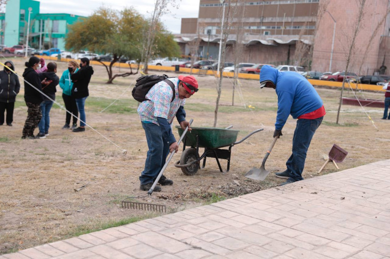 Brindan mantenimiento al parque Morelos con mega cuadrilla