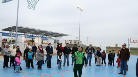 Entrega Alcalde plaza pública a colonos de Los Fresnos