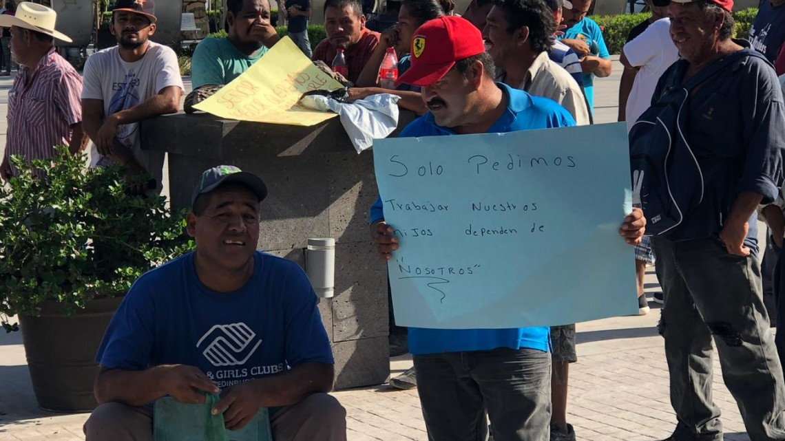 Carretoneros se manifiestan frente a la Presidencia Municipal