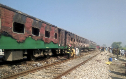 73 muertos tras incendio en tren en Pakistán