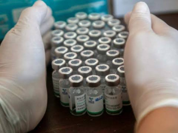 Detienen a enfermeras por robar 500 vacunas contra Covid-19