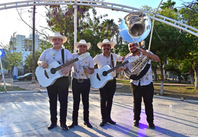 Alcalde Carlos Peña Ortiz festejó a papá a ritmo norteño