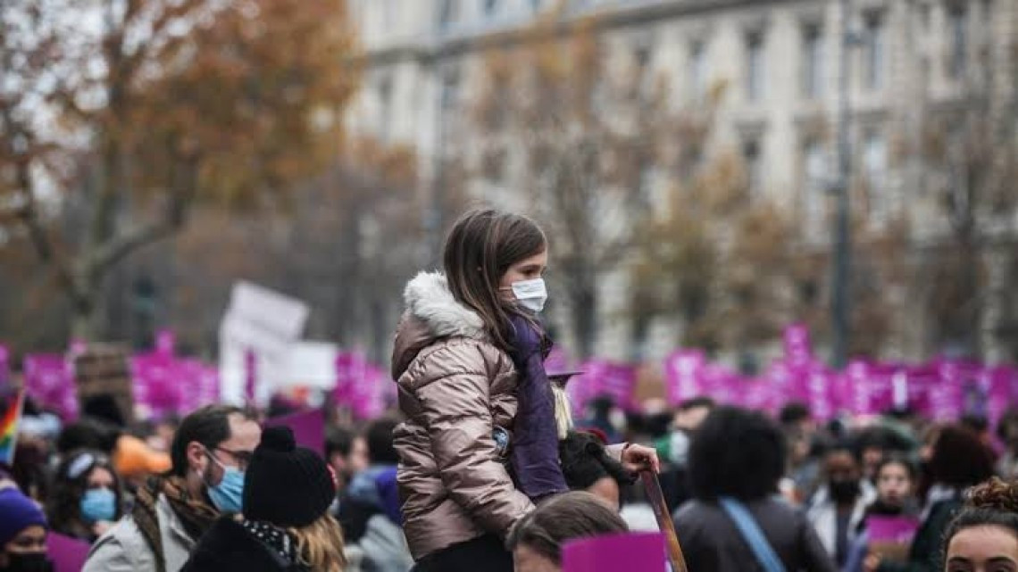 Miles de manifestantes tiñen Francia de morado contra la violencia machista