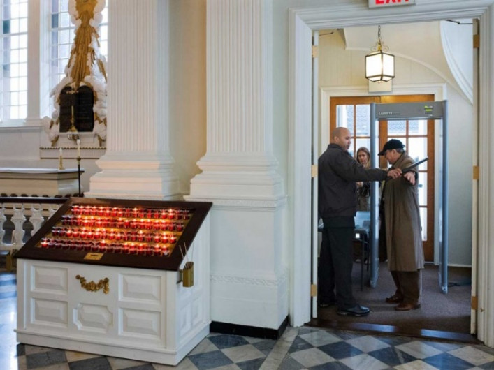 Iglesias en NY son blindadas con detectores de metal