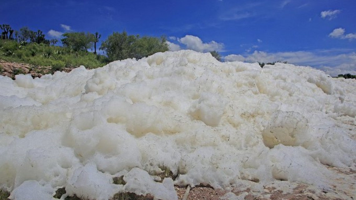 Desaparece hombre en espuma tóxica en Puebla