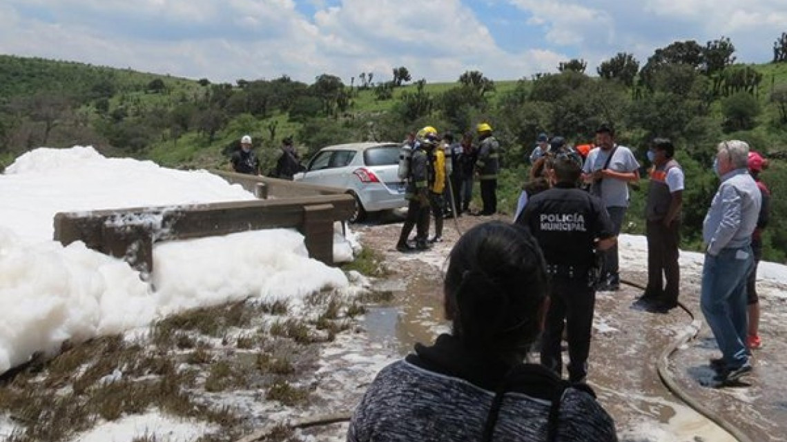 Desaparece hombre en espuma tóxica en Puebla