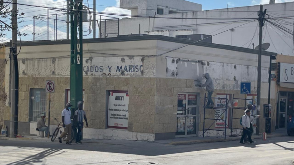 Remodelan negocios del centro, colocan piedra caliza en sus fachadas