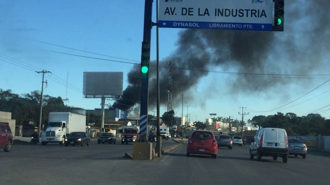 Quema de llantas amenaza con incendiar bodegas