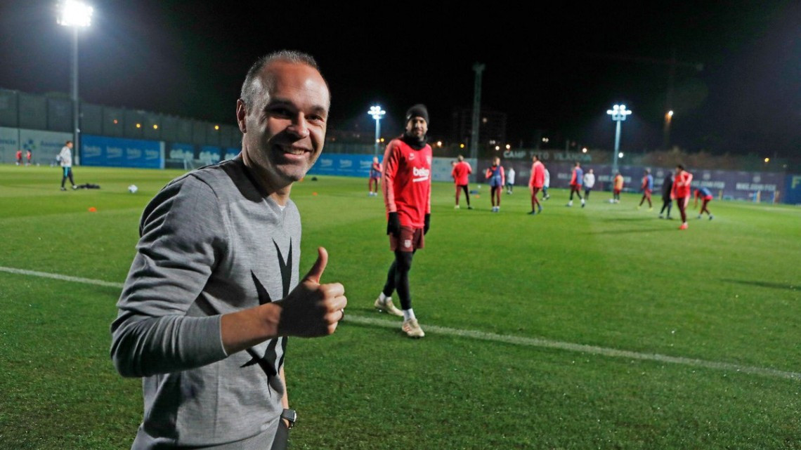Iniesta se reencuentra con sus compañeros del Barça