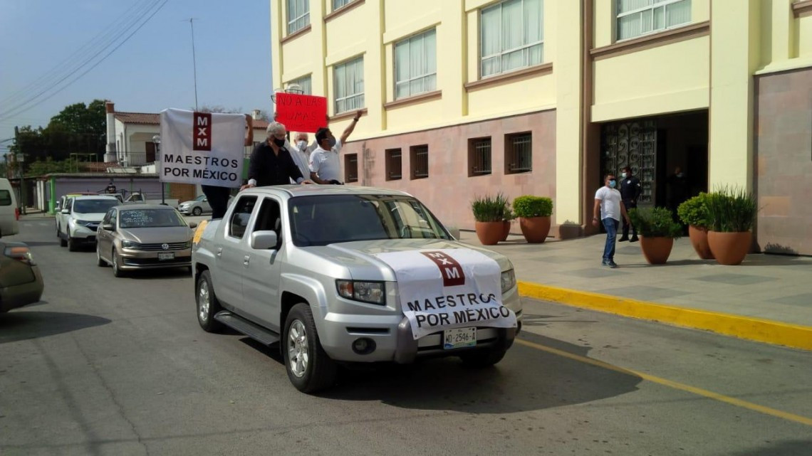 Diversas organizaciones de jubilados protestan en caravana contra el pago en UMAS