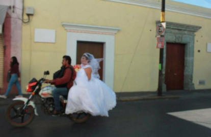 Viaja en moto para llegar a su boda