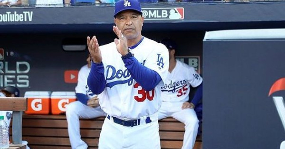 Renueva Dodgers al manager Dave Roberts 