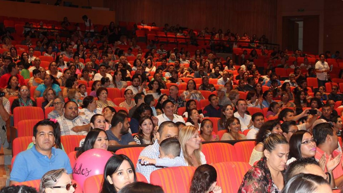 Alcaldesa asiste a presentación del ballet clásico "Alicia en el país de las maravillas"