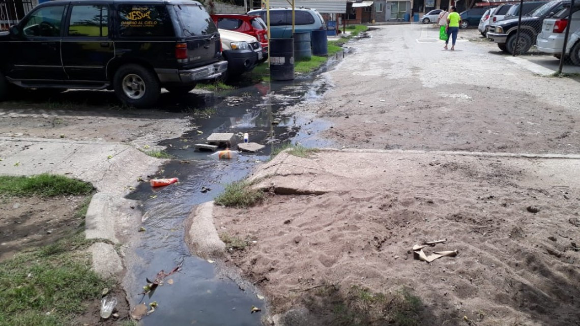 Aguas negras afectan a vecinos del fraccionamiento villas de Altamira