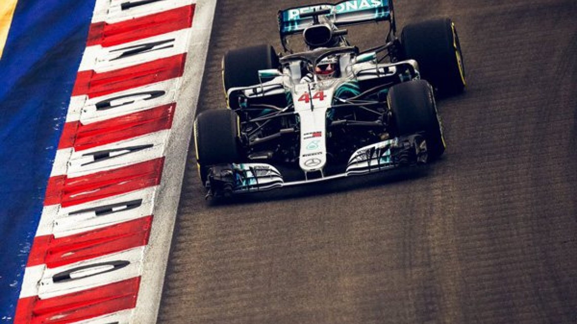 Lewis Hamilton conquista el GP de Singapur, Checo Pérez termina en la posición dieciséis 