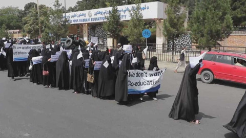 Marchan mujeres en apoyo a los Talibanes en Afganistán