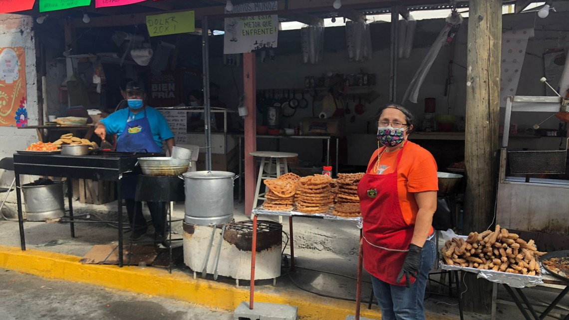 Comerciantes instalados afuera del panteón municipal en Nuevo Laredo esperan que incrementen sus ventas