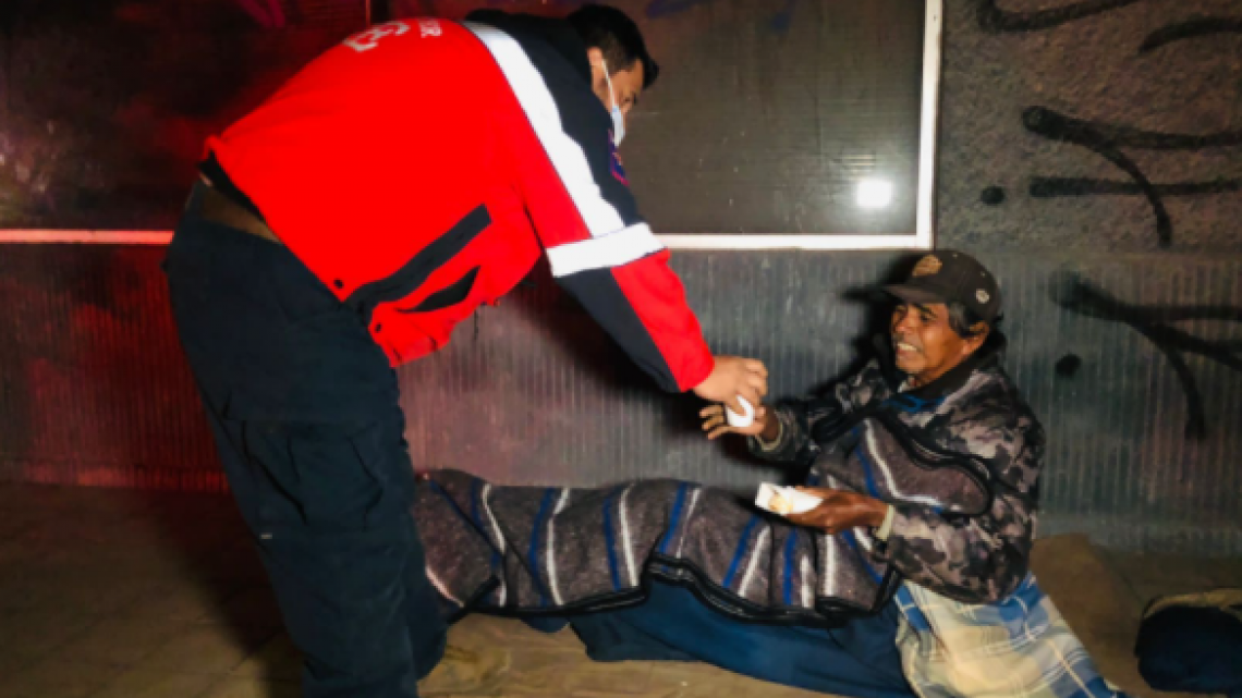 Atienden a 12 personas en situación de calle por bajas temperaturas 