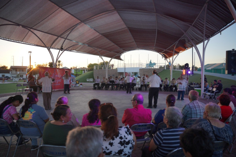 Activan plaza Simón Bolívar con baile y danzón