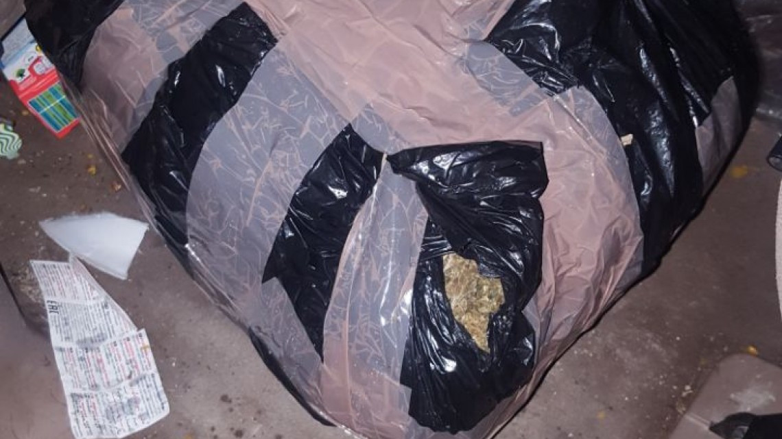 Intenta sobornar a policías y lo detienen