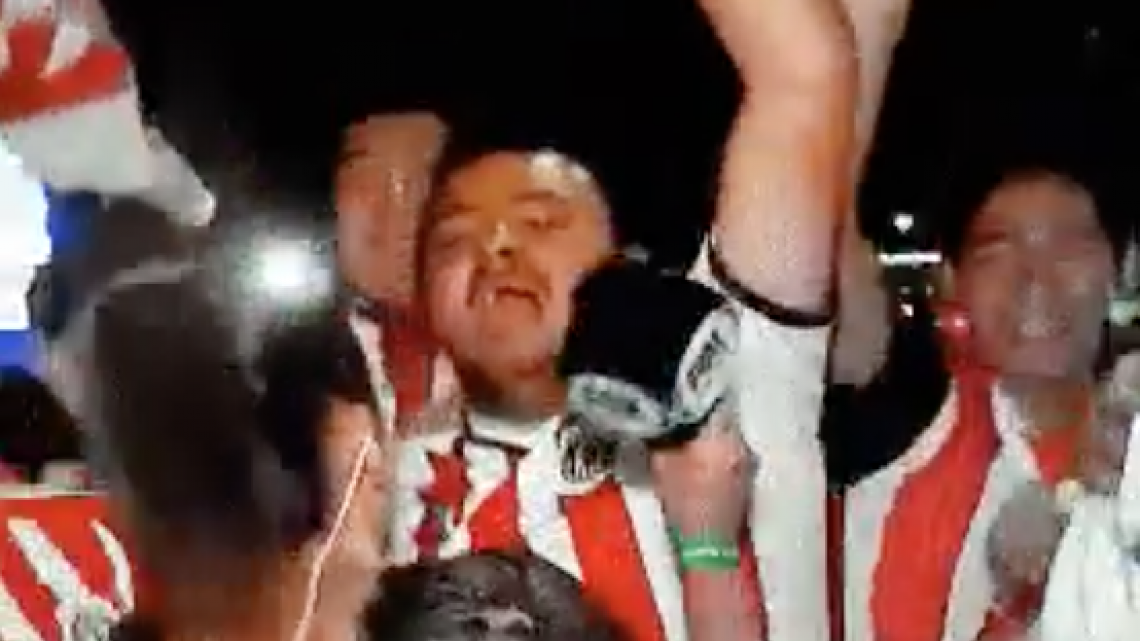 Reportera denuncia que fue manoseada por aficionados del Chivas