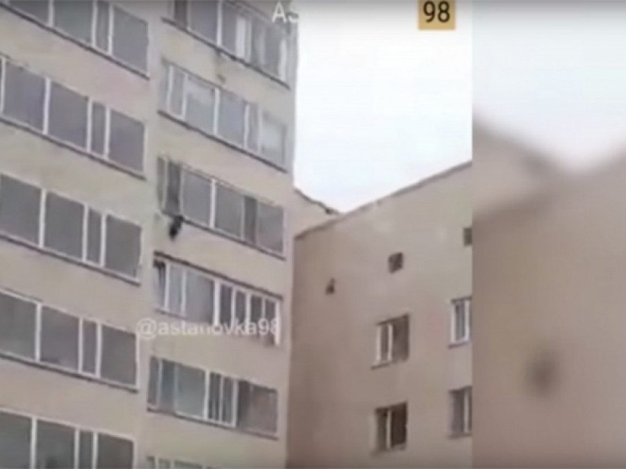 ¡Por poco y no la libra! Niño es salvado por su vecino de caer al vacío