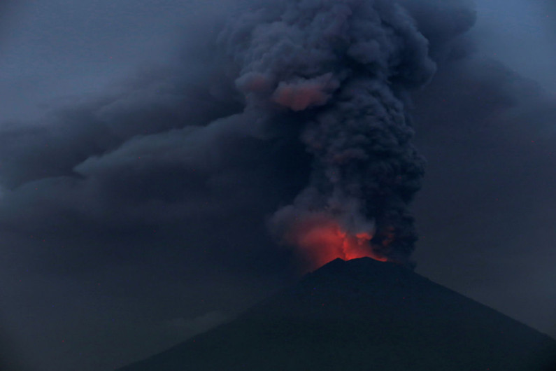 Indonesia ordena evacuación inmediata por volcán en Bali