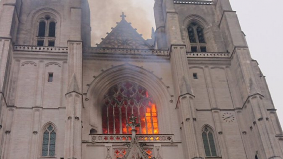 Controlado el incendio declarado en la catedral de Nantes