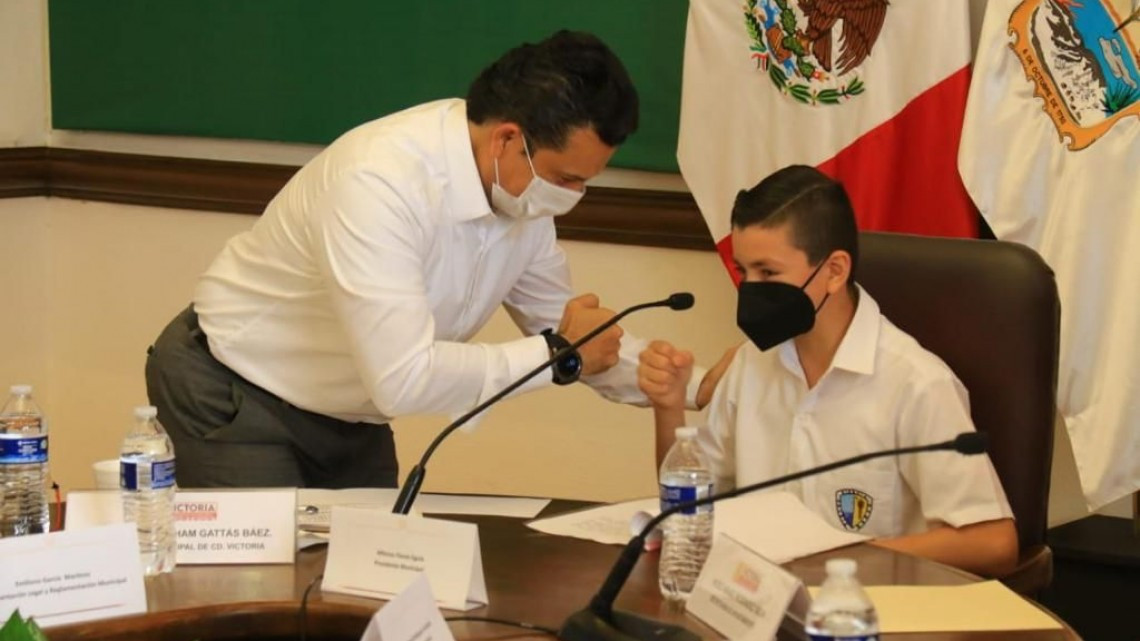 Regresa Lalo Gattás a presidencia; evita ser abordado