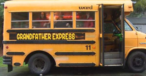 Abuelo regala autobús a sus nietos para llevarlos a la escuela