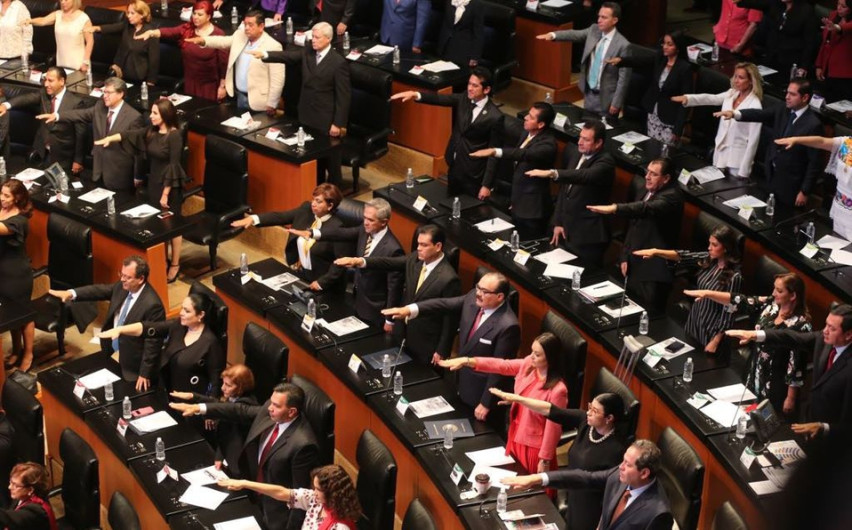 Toman protesta senadores y diputados en Congreso