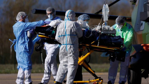 Mundo rompe récord de casos diarios de COVID-19 al registrar 423 mil positivos