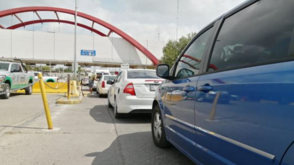 Largas filas en puentes hechas por residentes del Valle de Texas