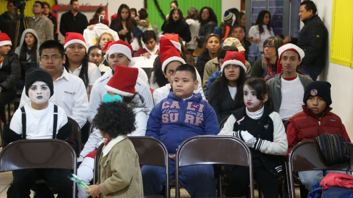 Convive Maki Ortiz con alumnos con discapacidad oral y auditiva