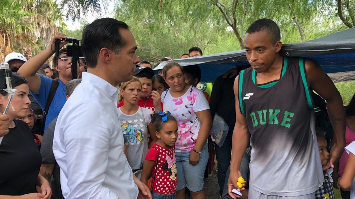 Visita Julián Castro campamento de migrantes en Matamoros