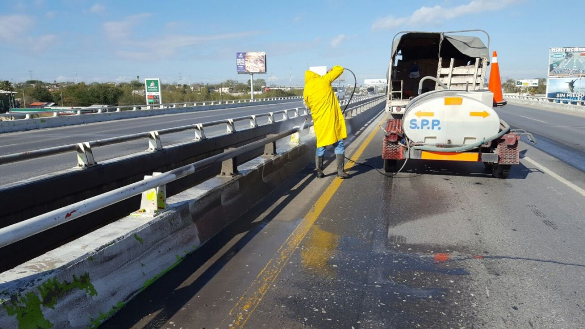 Instalan 18 tramos de defensas metálicas