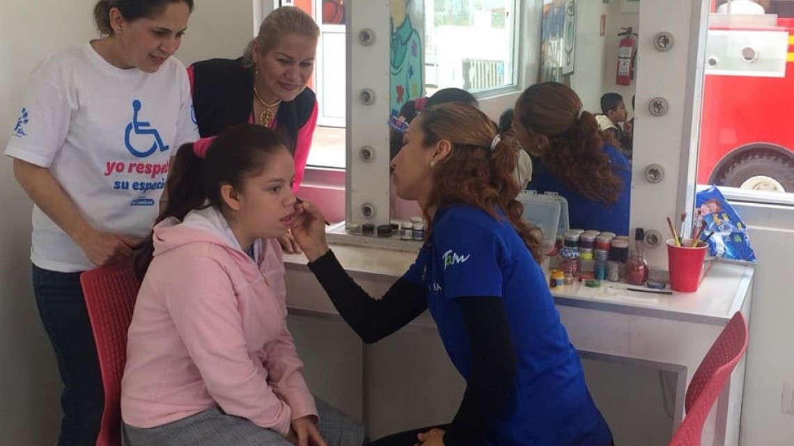 Visitan pequeños "Ciudad de las Familias Felíces"
