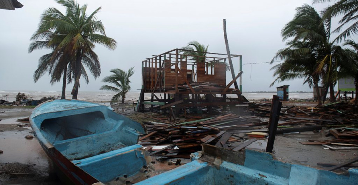 Iota se degrada a tormenta tropical tras tocar tierra en Nicaragua