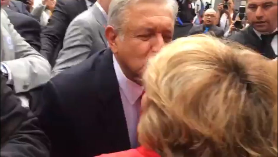 Mujer jala a AMLO para darle un beso